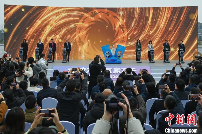 以三星堆青铜大立人像为灵感的竹梦火炬在成都