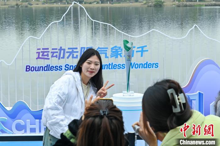 以三星堆青铜大立人像为灵感的竹梦火炬在成都