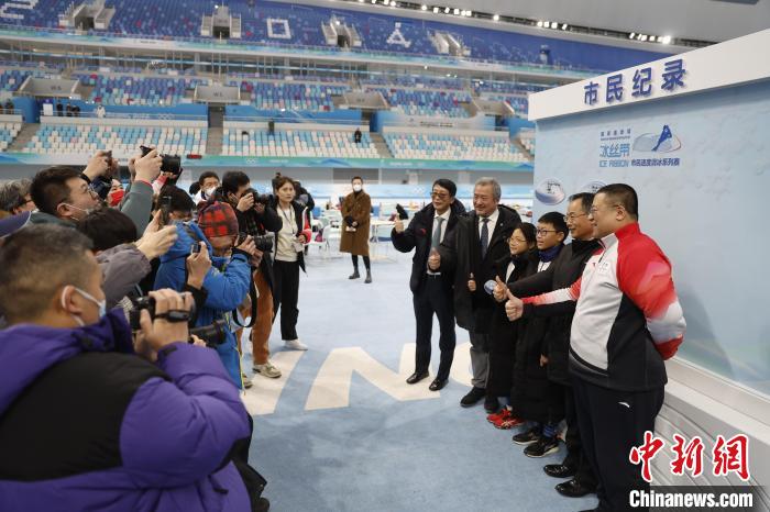 冰丝带首场市民速度滑冰系列赛开赛，竞速“最