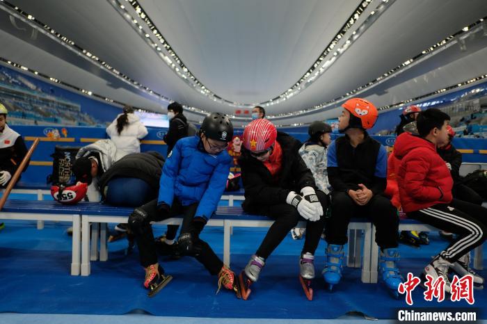 冰丝带首场市民速度滑冰系列赛开赛，竞速“最