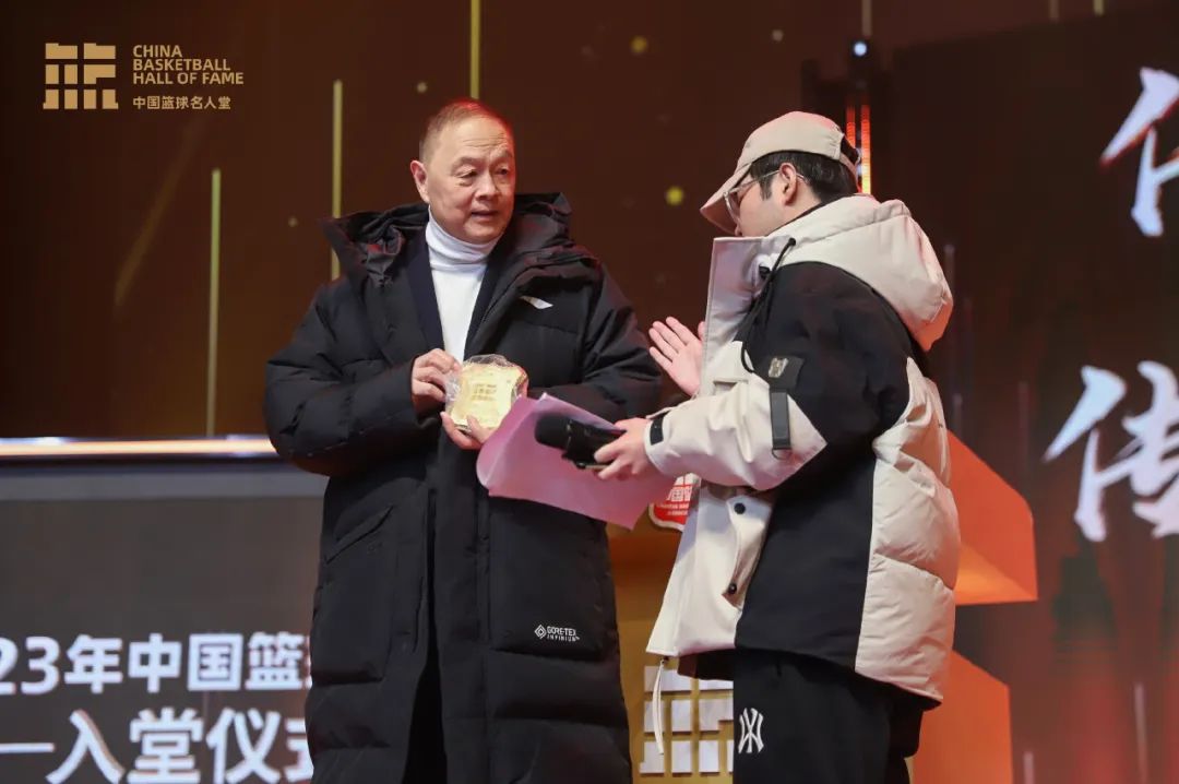 张卫平入选中国篮球名人堂，28年纪录成为激励后