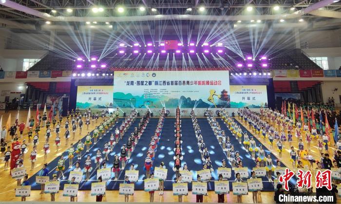 江西省首届百县青少年啦啦操运动会在龙南盛大