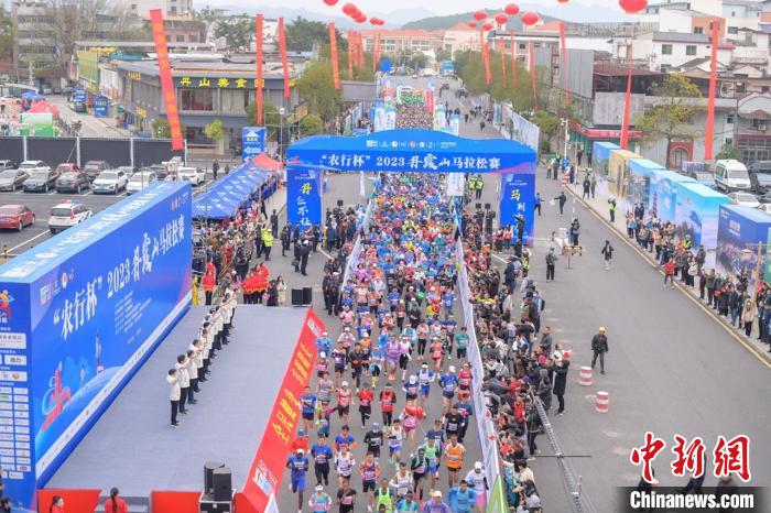 2023丹霞山马拉松赛开跑 万名跑者共赏自然奇观