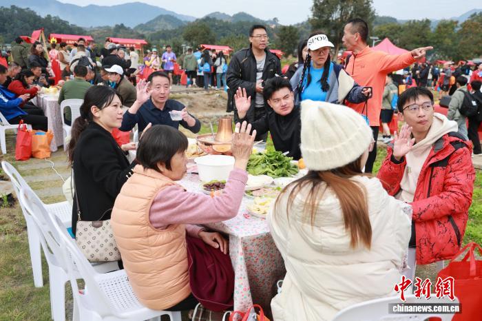 华安土楼半程马拉松激情开跑 稻田美食盛宴引爆