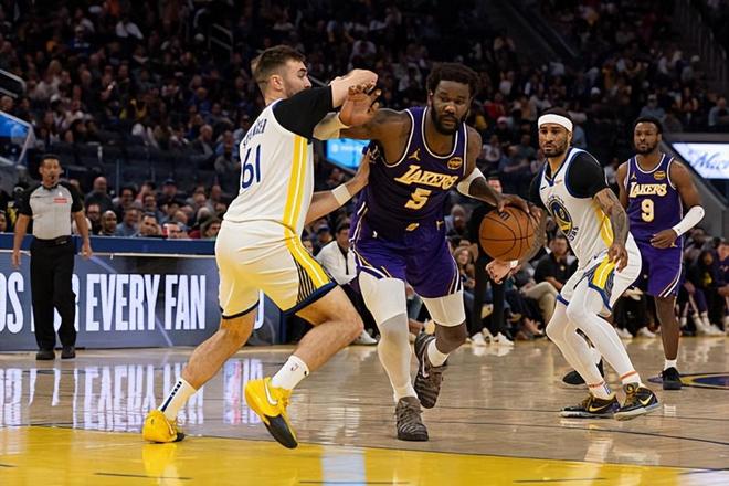 湖人轻取勇士艾顿21+5助球队止连败