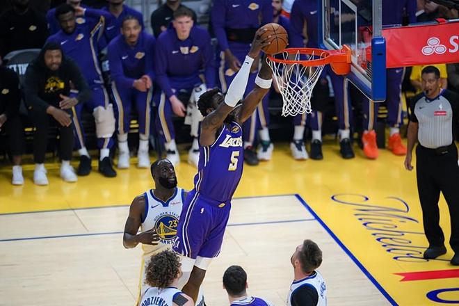 湖人轻取勇士艾顿21+5助球队止连败