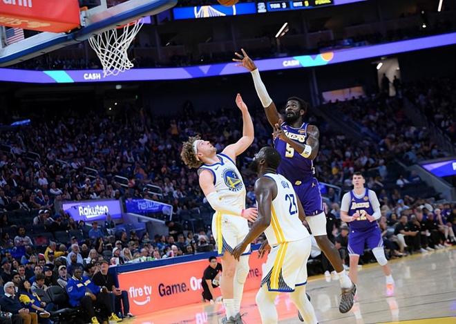 湖人轻取勇士艾顿21+5助球队止连败