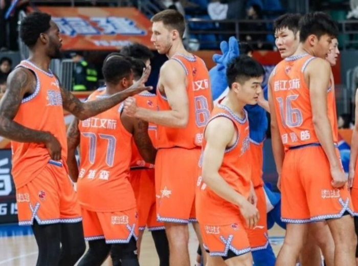 青岛队惨败福建队 刘维伟怒斥球迷不尊重