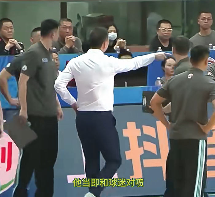 青岛队惨败福建队 刘维伟怒斥球迷不尊重