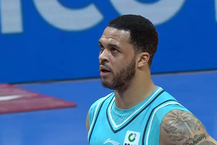 青岛队惨败福建队 刘维伟怒斥球迷不尊重